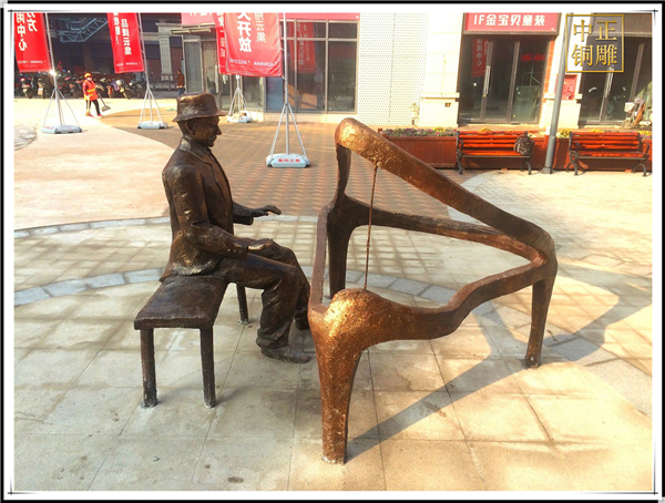 彈琴人物雕塑.jpg 彈琴人物雕塑.jpg