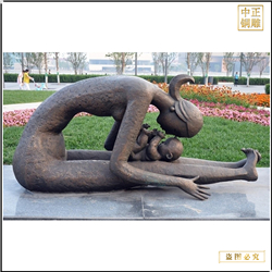 母親逗孩子銅雕塑 母親逗孩子銅雕塑