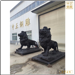 一對(duì)看門(mén)銅獅子雕塑