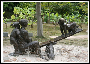 母女嬉戲雕塑 母女嬉戲雕塑